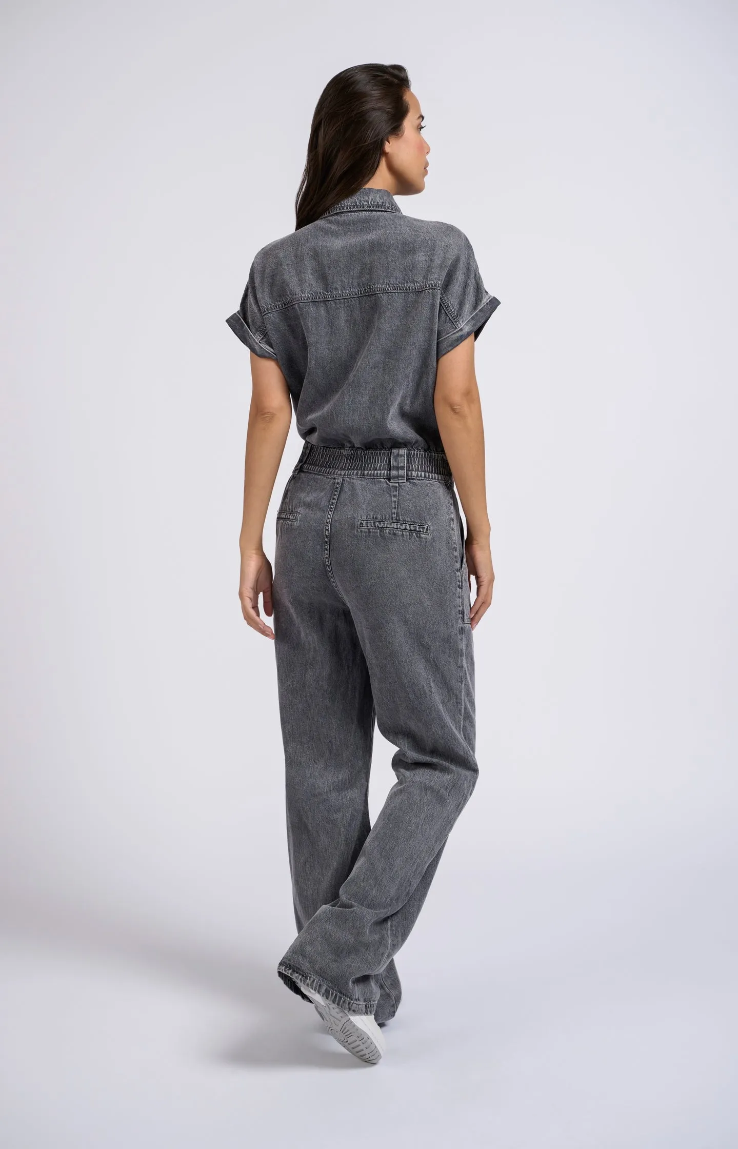 Denim jumpsuit with short sleeves, wide legs and zipper