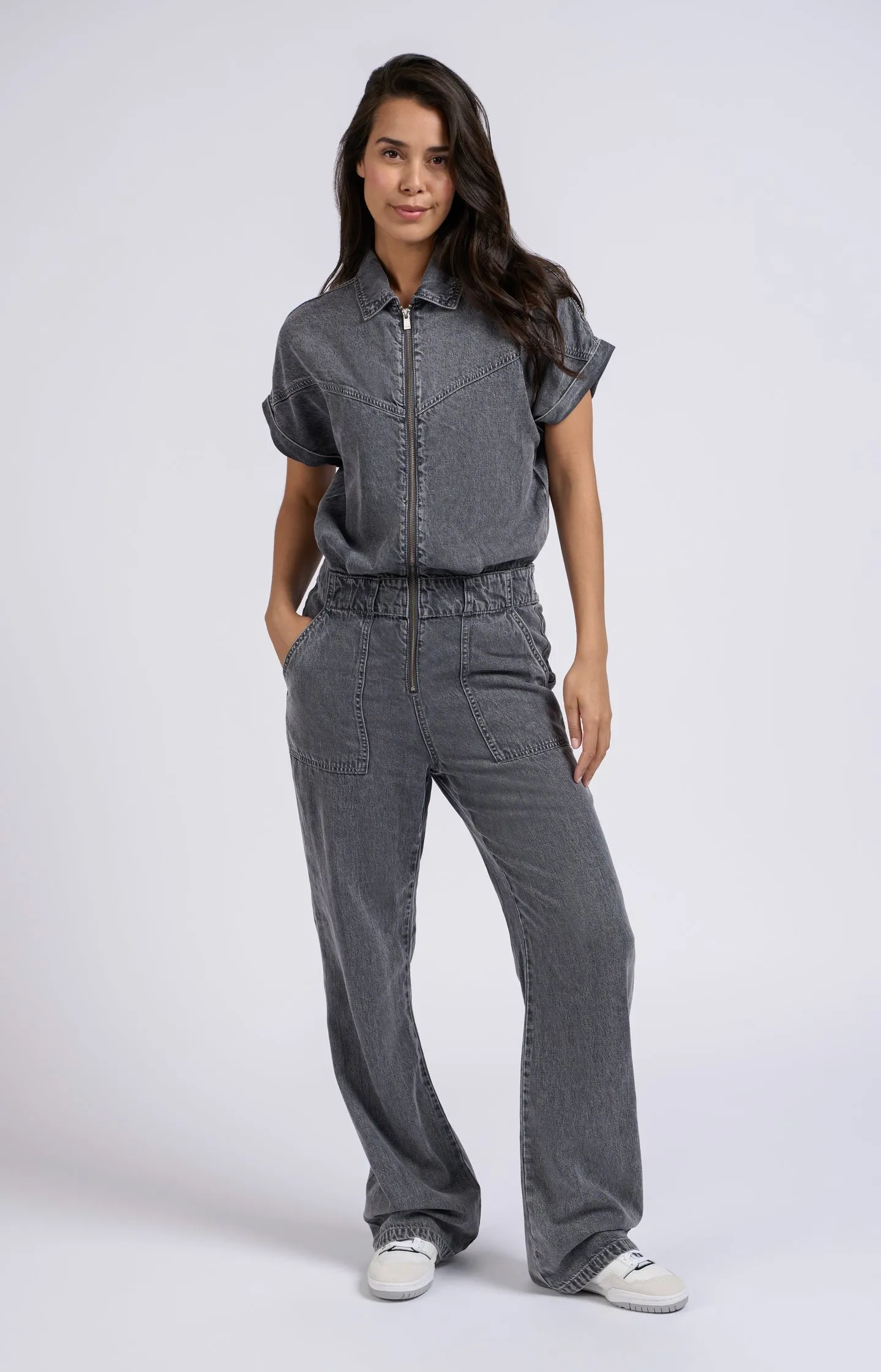 Denim jumpsuit with short sleeves, wide legs and zipper